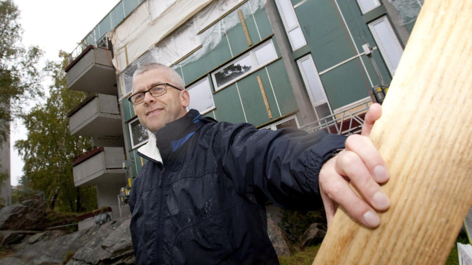 OFFENSIVT PROSJEKT: De f�rste arbeidene er i gang for � rehabilitere Tinnbo borettslag i Kristiansand til lavenergistandard. Styreleder Jon Sverre Berg viser fram leilighetene bygget i 1974 som n� skal bli mer energieffektive. Foto: Tor Erik Schr�der