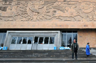 DEN SISTE TOGSTASJONEN: En armensk mann venter p� toget i den armenske byen Gumri som ligger n�r den tyrkiske grensen. Her er det �nske om � �pne en toglinje som forbinder landene. Foto: AFP/Mustafa OZER