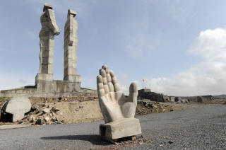 FRED OG BRORSKAPS-STATUEN SOM IKKE BLE FERDIG: I den i dag tyrkiske byen Kars st�r denne uferdige statuen som skulle symbolisere vennskap mellom de to nabonasjonene. Administrativt kr�ll har f�rt til at h�nden som skal forene de to figurene ikke er satt p�. Foto: AFP/MUSTAFA OZER