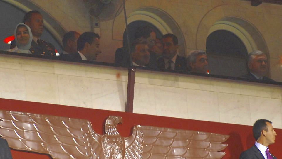 F�RSTE TYRKISKE PRESIDENT P� ARMENSK JORD SIDEN JERNTEPPET: Tyrkias president Abdullah Gul (i midten) og Armenias president Serge Sarkisian (nummer to fra h�yre) s� VM-kvalifiseringskampen mellom de to landene i Armenias hovedstad Jerevan i september i fjor. Neste uke skal Armenias president etter planen gjengjelde bes�ket for returkampen i Tyrkia. Foto: AP