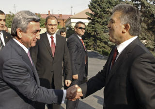 PRESIDENTENE: Mellom kampene har det som litt humoristisk er blitt kalt fotballdiplomatiet f�tt i stand en avtale mellom landene. Her hilser Tyrkias president Abdullah Gul, til h�yre, p� Armenias Serge Sarkisian. Foto: AP