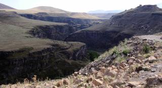 ARMENIA TIL VENSTRE, TYRKIA TIL H�YRE: Elven Arpacay deler de to landene i byen Ani, hovedstaden i det gamle armenske konged�mmet Kars. Ikke bare naturlige hinder splitter folket her. Grensen mellom Tyrkia og Armenia er lukket og bevoktes av soldater. Foto: AP