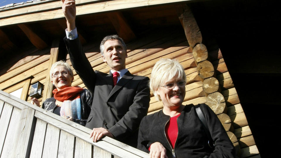  LA FRAM POLITIKKEN I DAG: Liv Signe Navarsete, Jens Stoltenberg og Kristin Halvorsen utenfor Soria Moria 2. Foto: SCANPIX.