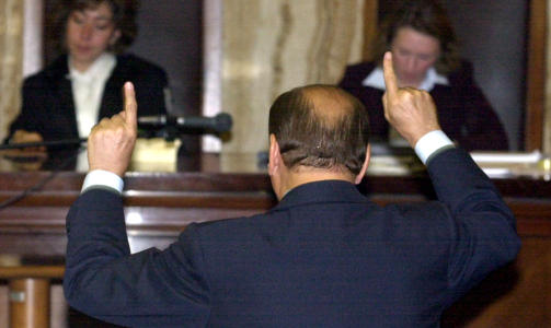FN�YS AV RETTEN: I rettssalen i Milano i fjor kunne Berlusconi dekke seg immuniteten som statsminister, men n� kan korrupsjonssaken mot ham starte igjen. Foto: ANTONIO CALLANI / AP / SCANPIX