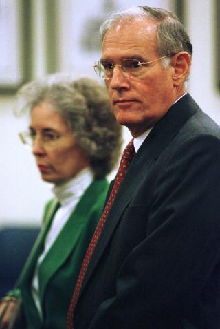 KJEMPET FOR SIN FARS FORMUE: E. Pierce Marshall, s�nn av Anna Nicole Smiths ektemann, ville ikke at hun skulle stikke av med familieformuen. Pierce, her med sin kone, d�de i 2006. Foto: SCANPIX/AP Photo