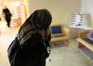 SKJULTE SEG: Her er l�rerinnen p� vei inn i Varberg tingrett i Sverige. Foto: Per WissinG/Expressen/GT