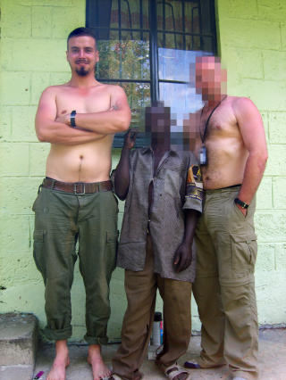 TIDLIGERE KOLLEGA: Tjostolv Moland, en ukjent afrikaner og
den tidligere britiske leiesoldaten (t.h.) som hevder han skulle
delta i et forest�ende bankran. Foto: Privat