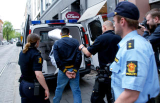 P�GREPET: Her blir to av Young Guns-mennene p�grepet utenfor advokatkontoret, der en av dem if�lge tiltalen truet fire B-gjengmedlemmer med pistol. Foto: Dagbladet