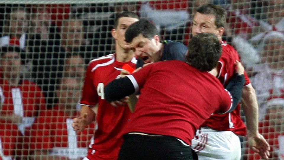 ANGREP DOMMEREN: En tungt beruset tilskuer, senere kjent som �fotballfjolset� angrep dommeren under EM-kvalikkampen mellom Danmark og Sverige i juni 2007. Han stormet banen da dommer Herbert Fandel ga Sverige straffe og Danmark r�dt kort p� stillingen 3-3. Sverige ble tilkjent seieren 3-0. Foto: Liselotte Sabroe, AFP/Scanpix