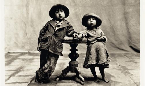 SALGSREKORD: 1949-bildet Cuzco Children satte verdensrekord i fjor, da det ble solgt for 3 millioner kroner. Foto: AP Photo/Christie's, Irving Penn/Scanpix