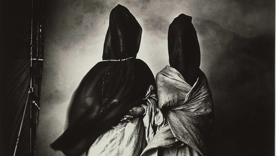 MOTE OG KUNST: Mote-, kjendis- og kunstfotografen Irving Penn (92) er d�d. Dette bildet, Guedras in the Wind fra 1971, viser to marokkanske kvinner. Kjennere sier Penns h�ndverk, hvor han dro kunsten inn i moten, fikk alle og alt - fra Kate Moss til askebeger - til � se ut som supermodeller. Foto: AP Photo/Christie's, Irving Penn/Scanpix