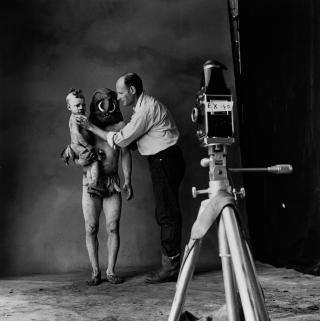 STAMMEFOLK: I dette udaterte fotoet forbereder Penn et portrett av et stammemedlem med barn. Foto: REUTERS/Irving Penn Studio/Lisa Fonssagrives-Penn/Scanpix