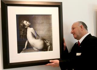 KATE MOSS: En rekke av Penns bilder ble i fjor auksjonert bort gjennom auksjonshuset Christie's. En ansatt h�ndterer her et foto av supermodell Kate Moss. Foto: EPA/ANDY RAIN/Scanpix