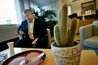 KAKTUSKONGEN: P� kontoret til Bjarne H�kon Hanssen er det kaktuser uansett hvor du snur deg. -Jeg har f�tt dem fra Se og H�r. De gir meg kaktus hver gang de mener jeg har sagt noe dumt. Det tar seg som et tegn p� at jeg er p� rett spor. Det er verre n�r de gir meg champagne, sier Hanssen. Han tror han har f�tt flere kaktuser enn de andre kollegene i regjeringskvartalet. Foto: KRISTER S�RB�
