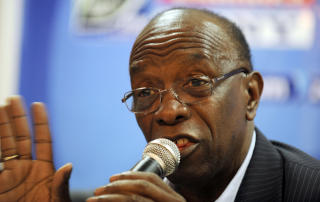 NYTT FORSLAG: Jack Warner i Fifa �nsker seg kortere utvisninger for spillere som later som de blir felt. Foto: AFP/PIUS UTOMI EKPEI