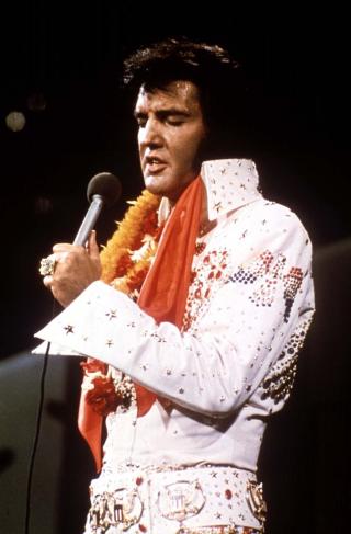SENTRAL: Elvis Presley spiller en sentral rolle i Line Blikstads nye roman. Foto: Betmann / Reuters / SCANPIX