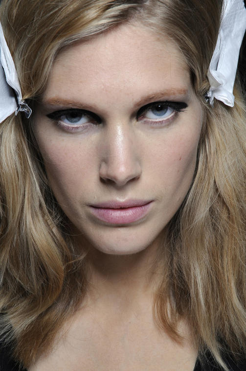 BLANT STJERNENE: I g�r gikk hun for Chanel, i dag ble hun sminket backstage for Valentino. Norske Iselin Steiro (23) er stor i Paris. Foto: STELLA PICTURES