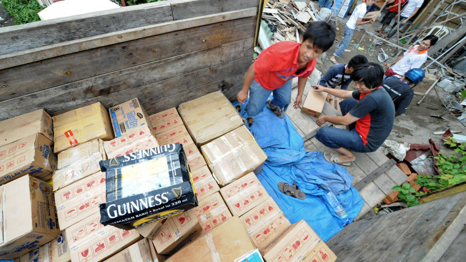 FN-PROSJEKT: Et FN-prosjekt frakter her mat til de jordskjelvrammede omr�dene i Indonesia. FN ber n� om milliarder i matinvesteringer. Foto: AFP/ROSLAN RAHMAN/Scanpix