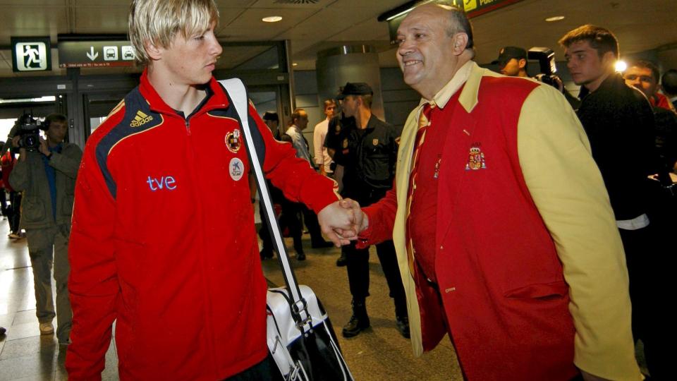 AVREISE: P� tross av lyskeproblemene reiste Fernando Torres med det spanske landslaget til Armenia i ettermiddag. Foto: EPA/JUAN CARLOS CARDENAS