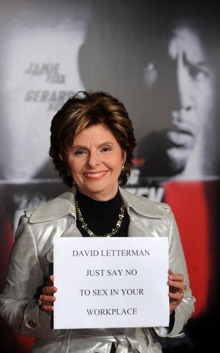 - SI NEI TIL SEX: Advokat og uttalt feminist Gloria Allred stilte p� Hollywood-premiere med dette budskapet. Hun mener Lettermans handlinger var ulovlige, og at han m� saks�kes. Foto: AFP PHOTO/GABRIEL BOUYS/SCANPIX