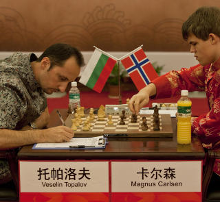 BEST MOT DE BESTE: Magnus Carlsen har �n seier og �n remis mot verdenseneren Veselin Topalov i turneringen. N� ligger han to poeng foran Topalov med bare ett parti igjen. Foto: Yufeng, NPSCT / Scanpix