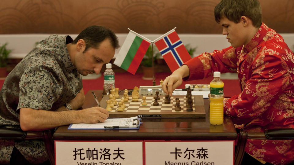 VIL TOPPE TOPALOV: Magnus Carlsen er n� nummer to p� verdensrankingen, bak Veselin Topalov. Nordmannen har tenkt til � spille seg forbi bulgareren. Foto: Yufeng, NPSCT / SCANPIX
