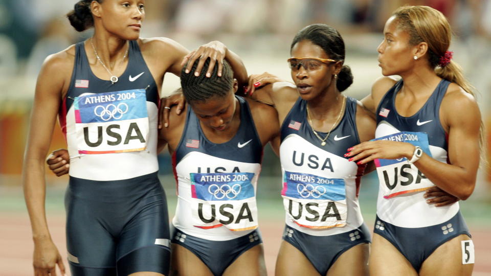 DOM NI �R ETTER: Her er laget som tok gull p� 4 x 100 meter. Fra venstre mot h�yre: Marion Jones, Lauryn Williams, Angela Williams and LaTasha Colander. Foto: REUTERS/Gary Hershorn
