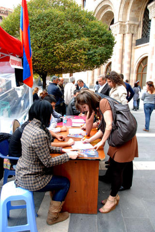SIGNERER OPPROP MOT AVTALEN: I Jerevan er det vanskelig � finne armenere som st�tter presidentens fors�k p� � f� til en avtale med Tyrkia. Regjeringen jusket seg til valgseieren og har lav tillitt blant annet ogs� p� grunn av den utbredte korrupsjonen. Foto: ASTRID MELAND
