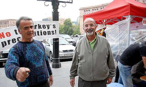 �NSKER SEG STOR-ARMENIA: P� Republikkplassen i Jerevan hjelper Gevorg Barsegkian (til venstre) og Khajik Khajadourian med � samle inn underskrifter mot avtalen mellom Tyrkia og Armenia. De to disapora-armenerne har returnert til hjemlandet etter �revis i Los Angeles. Foto: ASTRID MELAND