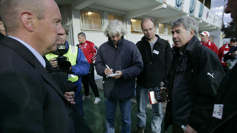 SJEF SKAL ANSETTE LANDSLAGSSJEF: Egil Olsen venter p� svar om fast ansettelse som landslagssjef. Her er han sammen med Semb etter en FFK-kamp i 2005. Foto: Erlend Aas / SCANPIX