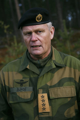 NESTEN HJEMME: Forsvarssjefen har selv v�rt spesialsoldat og senere sjef for de norske spesialstyrkene. Derfor var han ekstra glad for at netopp denne styrken var den f�rste han gjestet som nybakt forsvarssjef. Foto: Torbj�rn Kjosvold/ Forsvarets mediesenter