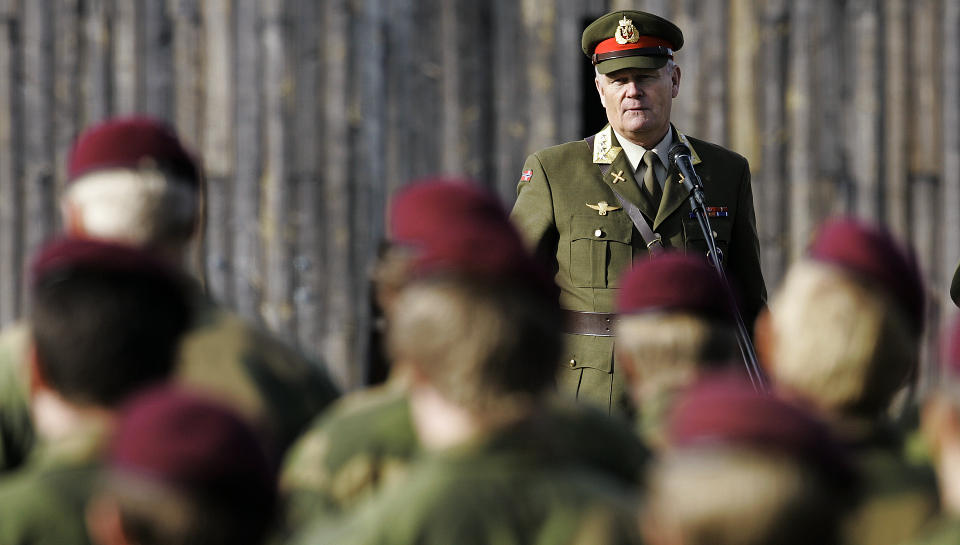 HAR FULLF�RT OPPDRAGET: Forsvarssjef Harald Sunde under medaljeseremonien p� Rena i dag. N� letter han litt p� sl�ret rundt spesialsoldatenes to-�rige oppdrag i Afghanistan. Foto: Torbj�rn Kjosvold/ Forsvarets mediesenter
