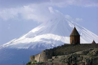 ARARATFJELLET: I dag ligger Armenias nasjonale stolthet p� tyrkisk jord. Mange armenere �nsker grensen flyttet lenger vest for � f� fjellet tilbake, samt andre landomr�der. Klosteret i forgrunnen ligger i Armenia. Foto: AP /Misha Japaridze