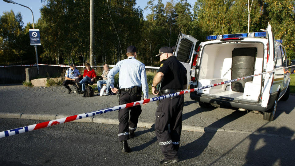 OMFATTENDE SKADER: Foran �yne p� flere vitner p� bussholdeplassen like ved Grorud senter, ble den 34 �r gamle kvinnen stukket ned av sin tidligere ektemann i september 2008. Kvinnen ble p�f�rt livstruende skader. 
Foto: SCANPIX