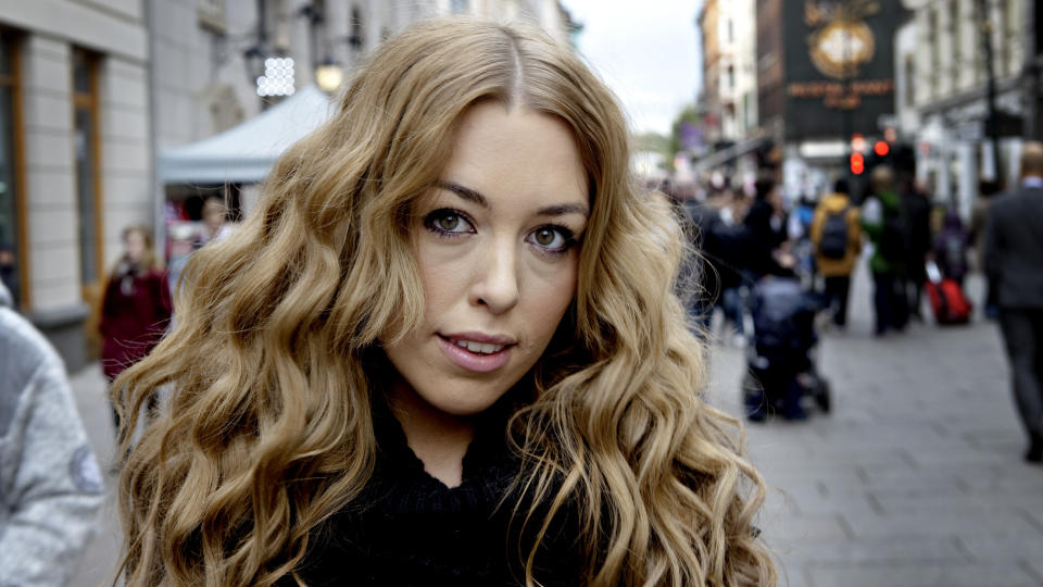 FIKK R�D AV ARTISTKJ�RESTEN: Rikke Lie (23) takker kj�resten Erik Linder (27) for st�tten da innboksen hennes eksploderte med hatmeldinger. Foto: LARS EIVIND BONES/DAGBLADET
