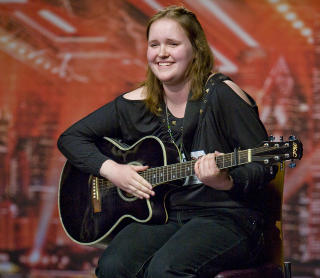 BLE PUBLIKUMSFAVORITT: Elin Gaustad (20) fra Vevang i Eide kommune sang seg rett inn i TV-seernes hjerter og fikk mye tid p� skjermen. Men n�r Peter Peters skulle velge de fire beste deltakerne under 25 �r, n�dde hun ikke opp.