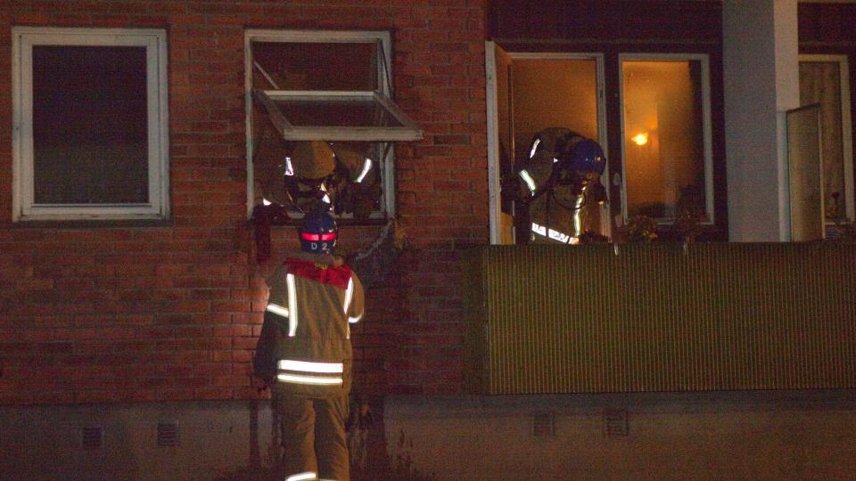 FUNNET I EN STOL:  D�dsofferet etter brannen i Skien i g�r kveld, en voksen mann,  ble funnet sittende i en stol. Her er r�ykdykkere i arbeid i leiligheten i f�rste etasje. Foto: TORBJ�RN BERG.