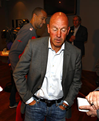 CAREW KLYPER SEMB # 2: Semb blir noe overrumplet, mens Carew flekker tenner i bakgrunnen. Foto: ARNT E. FOLVIK