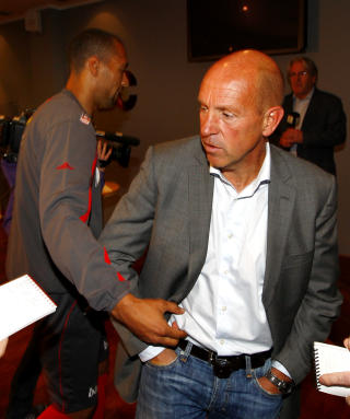 CAREW KLYPER SEMB # 1: Mens Semb ble intervjuet av journalister, tok Carew et solid tak i magen til toppfotballsjefen og strammet til. Foto: ARNT E. FOLVIK