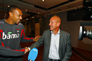 CAREW KLYPER SEMB # 4: For � understreke at alt er i orden, poserer gjerningsmannen og offeret for klypingen opp p� bilde sammen.   Foto: ARNT E. FOLVIK