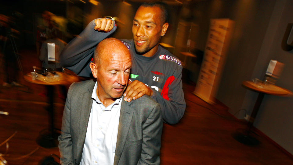 VENNER IGJEN: Forholdet mellom Nils Johan Semb og John Carew var iskaldt etter �slagene i Drammen� i 2003. I dag var tonen sv�rt s� munter da Semb ble presentert som ny toppfotballsjef like f�r landslagets pressekonferanse. Her polerer Villa-spissen Sembs blanke isse.  Foto: ARNT E. FOLVIK