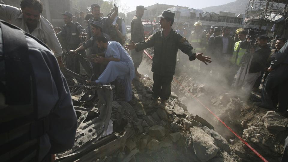  KABUL I G�R:  En selvmordsbomber sprengte seg selv til d�de utenfor Indias ambassade i den afghanske hovedstaden.  Foto: AP/SCANPIX.