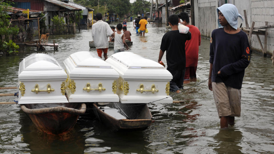  UV�R TAR LIV : Flom og jordskred har hatt mange liv p� Filippinene. Her blir tre kister fraktet vannbyen p� Laguna-vassdraget ved hovedstaden Manilla. Foto: AFP/SCANPIX.