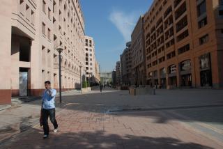 PRESTISJEPROSJEKTER ST�R TOMME I JEREVAN: I hovedstaden er hele den nybygde Northern Avenue tom. Mange bygg er bare halvferdige i hovedstaden p� grunn av finanskrisen. Foto: ASTRID MELAND