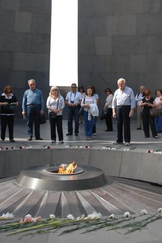 FOLKEMORDMONUMENTET I JEREVAN: Hit kommer det kanskje s� mange som to millioner bes�kende hvert �r. De fleste er diaspora-armenere. Et bes�k er sv�rt f�lelsesladet for dem som mistet familie i folkemordet. Foto: ASTRID MELAND