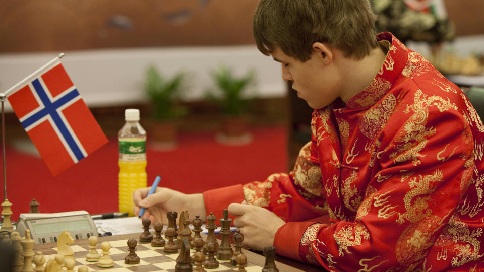  BR�T BARRIERE: I natt toppet Magnus Carlsen suksessturneringen i Kina med � bli den suverent yngste sjakkspilleren i verden over 2800 ratingpoeng. Foto: YUEFENG/SCANPIX