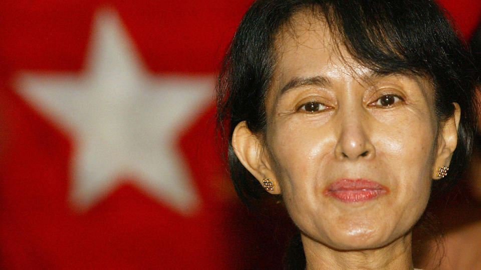 OPPOSISJONSLEDER: Aung San Suu Kyi har nylig signalisert at hun vil bidra til � f� hevet sanksjonene mot Burma. Dette bildet av henne ble tatt i mai 2002. Foto: AFP/STEPHEN SHAVER