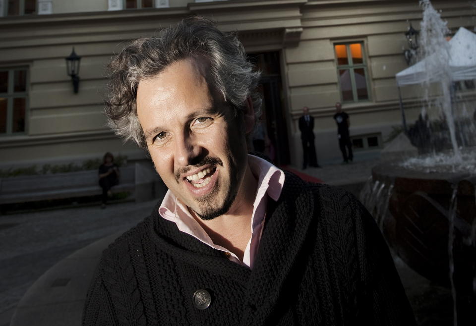P� KRIGSSTIEN: Ari Behn sp�dde selv at hans bok kom til � vekke reaksjoner. I dag kommer hans nye roman i hyllene og b�de Alexander Rybak, Petter Stordalen har f�tt egne figurer dedikert. Foto: DAGBLADET