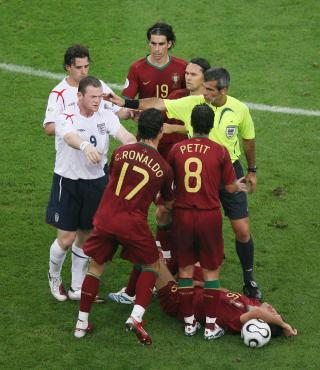 SPARK, S� DYTT: Wayne Rooney mener i dag at det var selvsagt at han ble utvist i 2006. Foto: REUTERS/Kieran Doherty