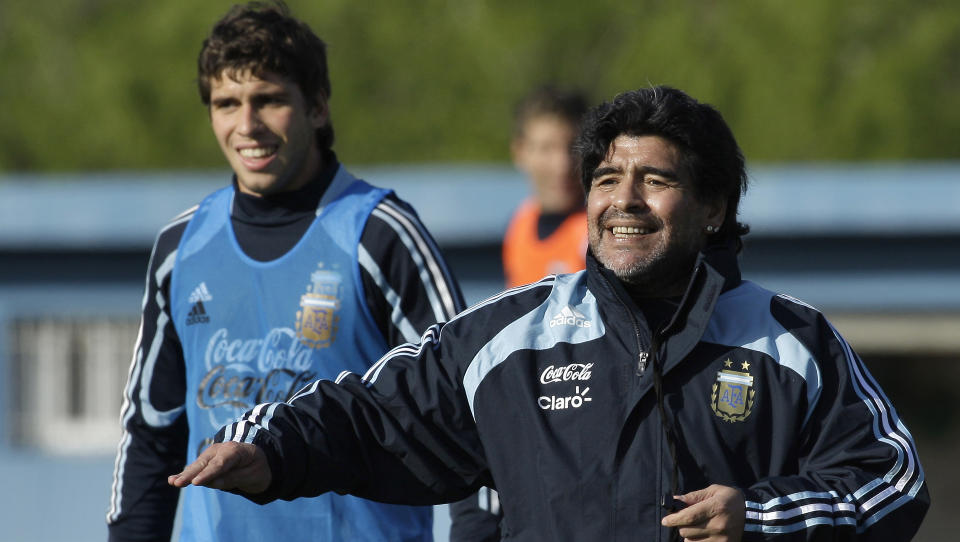 HARDT PRESSET LEGENDE: Diego Maradona holder hum�ret oppe p� trening med blant andre Sergio Aguero. Ved midnatt l�rdag m�ter Argentina Peru. Foto: AP/Eduardo Di Baia